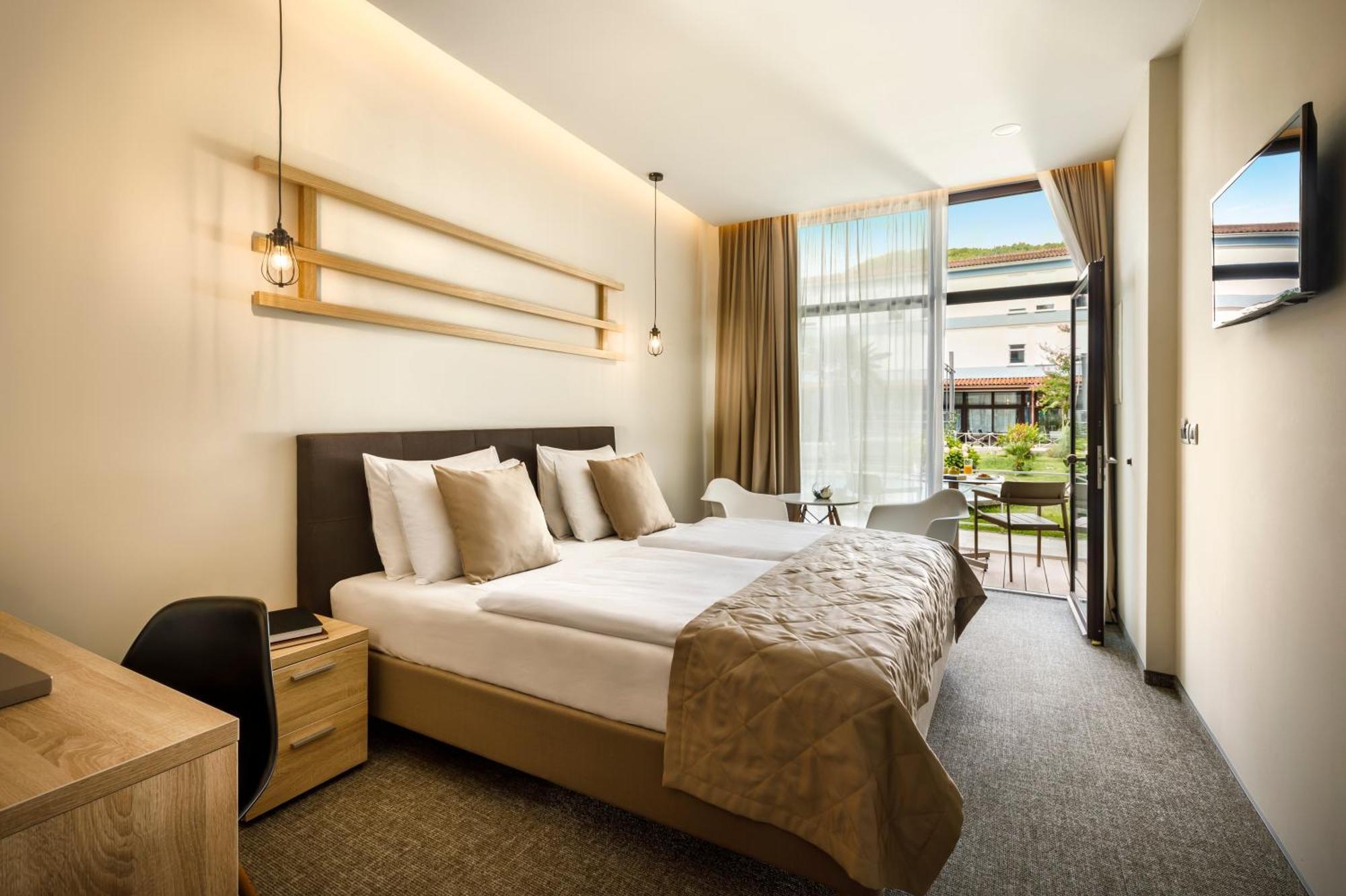 Premium Family Room (2 adults + 2 children),1112726859:JPEG